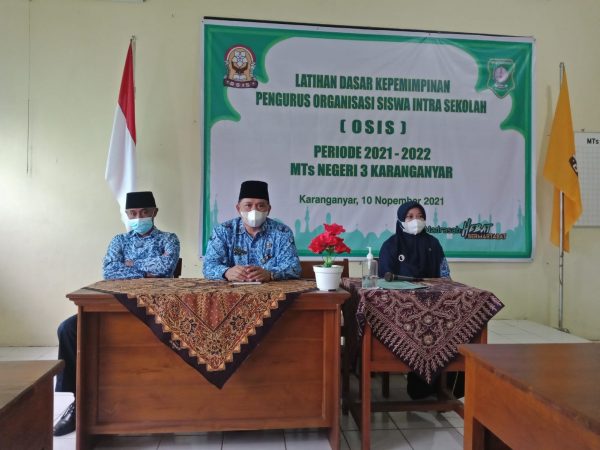 (LDK) Pengurus OSIS MTs Negeri 3 Karanganyar Tahun pelajaran 20212022.